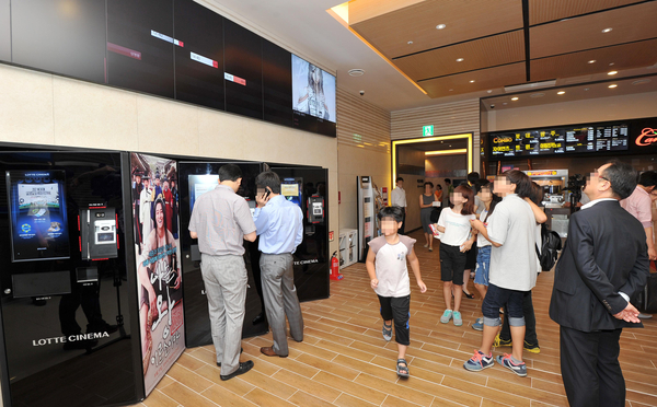 2012년 7월 롯데시네마 광주터미널점 개관 당시 내부가 시민들로 붐비고 있다. /광주시 제공