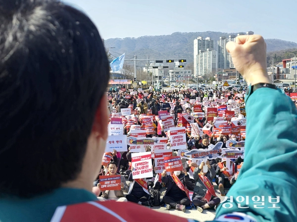19일 포천시 포천체육공원에서 열린 ‘전투기 오폭사고 규탄 포천시민 총궐기대회’ 참가자들이 이번 사고를 규탄하는 구호를 외치고 있다. 2025.3.19 포천/최재훈기자 cjh@kyeongin.com