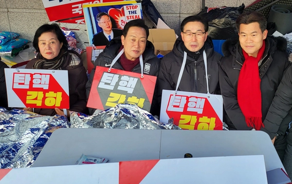 국민의힘 김선교(여주양평·왼쪽 두번째) 의원을 비롯한 여주 양평지역 당직자들이 19일 헌법재판소 앞에서 릴레이 시위를 벌이고 있다. 2025.3.19 /김선교 의원실 제공