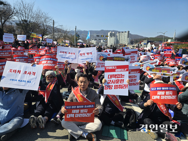 백영현 포천시장(앞줄 가운데)이 19일 포천체육공원에서 열린 ‘전투기 오폭사고 규탄 포천시민 총궐기대회’에 참석, 1천여 시민들과 규탄 구호를 외치고 있다. 2025.3.19 포천/최재훈기자 cjh@kyeongin.com