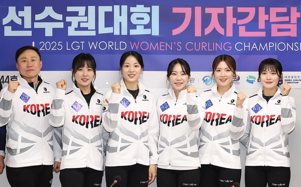 2025 LGT 세계여자컬링선수권대회에 출전한 경기도청 여자 컬링팀. 왼쪽부터 경기도청 컬링팀 신동호 감독, 김은지, 김민지, 김수지, 설예지, 설예은. /연합뉴스