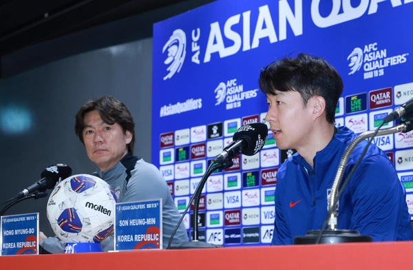 2026 북중미 월드컵 아시아지역 3차 예선 B조 7차전 오만전을 하루 앞둔 한국 축구대표팀 손흥민(오른쪽)이 19일 경기도 고양종합운동장에서 취재진 질문에 답하고 있다. 왼쪽은 대표팀 홍명보 감독. 대표팀은 20일 오후 8시 고양종합운동장에서 오만과 7차전을 치르고 25일 오후 8시 수원종합운동장에서 요르단과 8차전을 벌인다. 2025.3.19 /연합뉴스