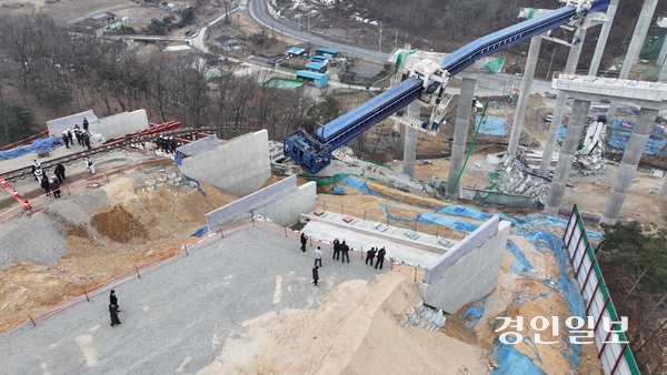 10명의 사상자가 발생한 안성시 서울세종고속도로 건설 공사 교량 상판 붕괴 사고 현장에서 지난달 28일 경찰과 국과수, 산업안전공단, 국립재난안전연구원, 국토안전관리원 등 관계자들이 사고 원인을 찾기 위한 합동 감식을 하고 있다. 2025.2.28 /이지훈기자 jhlee@kyeongin.com
