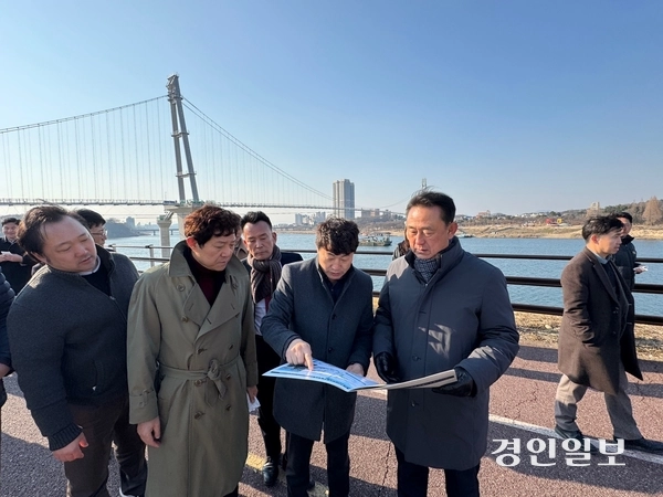 19일 이충우 여주시장 등 시 관계자들이 신륵사관광지~금은모래유원지를 잇는 총 길이 515m의 ‘여주 남한강 출렁다리’ 공사현장을 찾아 점검을 하고 있다. 332억원의 사업비가 투입된 출렁다리는 오는 5월1일 개통되며 지역관광산업·경제 활성화 효과가 기대되고 있다. 2025.3.19 여주/양동민기자 coa007@kyeongin.com