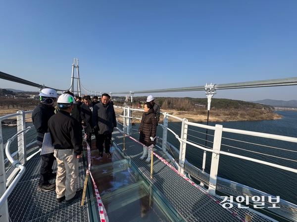 19일 이충우 여주시장 등 시 관계자들이 신륵사관광지~금은모래유원지를 잇는 총 길이 515m의 ‘여주 남한강 출렁다리’ 공사현장을 찾아 점검을 하고 있다. 332억원의 사업비가 투입된 출렁다리는 오는 5월1일 개통되며 지역관광산업·경제 활성화 효과가 기대되고 있다. 2025.3.19 여주/양동민기자 coa007@kyeongin.com