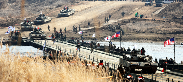 20일 경기 연천군 임진강 일대 석은소 훈련장에서 열린 한미 연합 제병협동 도하훈련에서 K1E1전차가 연합부교를 건너고 있다. 2025.3.20 /사진공동취재단