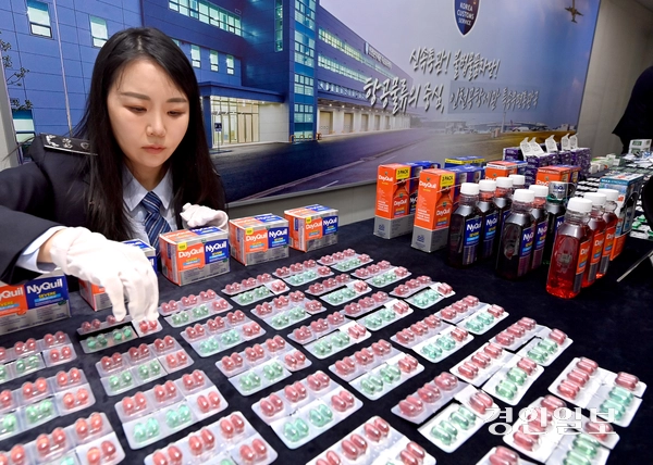 지난 18일 관세청이 인천시 중구 운서동 인천공항세관 특송물류센터에서 통관시 적발된 마약류 성분이 함유된 의약품들을 공개하고 있다. 관세청은 최근 마약류 성분이 함유된 감기약, 수면제 및 다이어트약 등 불법 의약품의 국내 반입이 급증함에 따라 외국에서 판매되는 마약류 함유 의약품을 해외직구, 여행자 휴대품, 이사화물 등을 통해 국내로 반입하는 행위를 강력히 단속하겠다고 밝혔다. 2025.3.18 /김용국기자yong@kyeongin.com