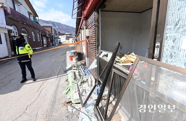 한미연합훈련 중 공군 전투기 오폭 사고가 발생한 오후 포천시 이동면 노곡리 마을 일대 건물이 파손돼 있다. 2025.3.6 /최은성기자 ces7198@kyeongin.com