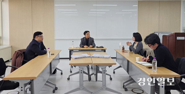 경인일보 독자위원회에서 독자위원들이 2월치 신문을 두고 이야기하고 있다. 2025.3.11 /김희연기자 khy@kyeongin.com