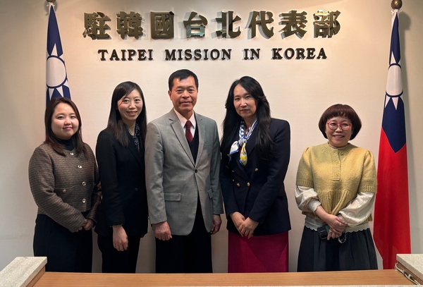 성남교육지원청과 주타이베이대표부 관계자들이 기념촬영을 하고 있다. /성남교육지원청 제공