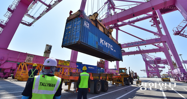 테무와 알리익스프레스 물류센터로 인해 물동량 증가가 예상되는 인천 송도 신항 선광컨테이너부두. /경인일보DB