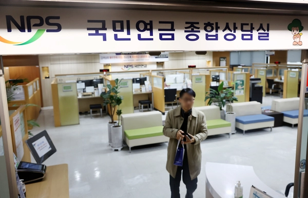 여야가 ‘보험료율 13%·소득대체율 43%’ 및 국가 지급 보장 명문화, 군 복무·출산 크레딧 확대 등 모수개혁을 담은 국민연금 개혁안에 합의한 20일 서대문구 국민연금공단 서울북부지역본부 종합상담실 모습. 2025.3.20 /연합뉴스