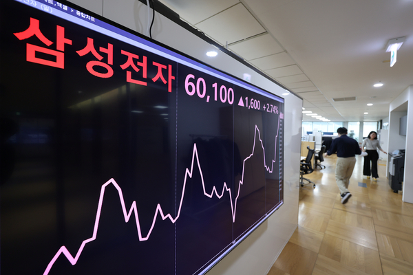 삼성전자 주가가 장중 6만원을 돌파한 20일 서울 종로구 연합인포맥스에 설치된 모니터에 삼성전자 주가가 표시돼 있다. 2025.3.20 /연합뉴스