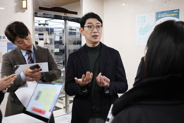 국민의힘 주진우 의원이 21일 국회 소통관에서 ‘고위공직자범죄수사처(공수처)가 윤석열 대통령을 내란 혐의로 수사하는 과정에서 서울중앙지법으로부터 영장을 기각당한 사실을 숨겼다는 의혹’을 제기하는 기자회견을 한 뒤 취재진의 질문에 답변하고 있다. 2025.2.21 /연합뉴스