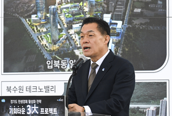 이재준 수원시장이 11일 오전 수원시 팔달구 수원월드컵경기장에서 열린 ‘경기 기회타운 3大 프로젝트’ 관련 언론 브리핑을 하고 있다. 2025.3.11 /이지훈기자 jhlee@kyeongin.com