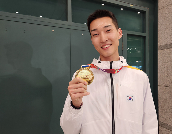2025 난징 세계실내선수권대회에서 금메달을 차지한 ‘스마일 점퍼’ 우상혁이 22일 인천국제공항을 통해 귀국한 뒤 메달을 들어 보이고 있다. 2025.3.22 /연합뉴스