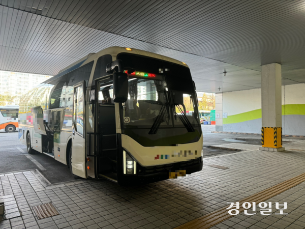 수원종합버스터미널에 고속버스가 정차해 있다. 2025.03.21/ 마주영기자 mango@kyeongin.com