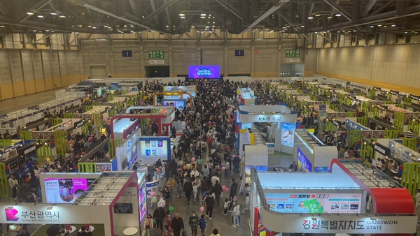 제5회 대한민국 대표 축제박람회가 성황리에 막을 내렸다. 지난 21일부터 23일까지 이어진 박람회에는 사흘간 4만2천여명이 방문하며 큰 관심을 받았다. /한신협 제공
