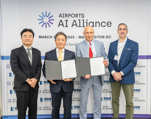 지난 19일 미국 워싱턴 D.C.에서 열린 ‘공항 AI 연합(Airports AI Alliance) 서밋’ 행사에서 인천국제공항공사 이학재 사장(사진 왼쪽에서 두 번째)이 인천공항의 AAA 멤버십 가입 인증서를 들고 윌럼 패스트 AAA 사업총괄이사(사진 왼쪽에서 세 번째) 등 관계자들과 기념촬영을 하고 있다. 2025.3.19 /인천국제공항공사 제공