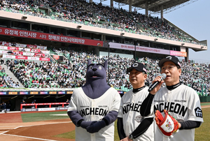 [포토] 다시 야구의 시간… 유정복 인천시장, SSG-두산 개막 2차전 인사
