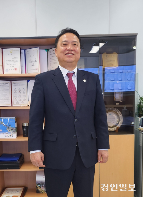 안산시를 대상으로 개발과 환경이 조화와 균형을 이루는 지속가능한 도시로의 전환을 시도하는 프로젝트를 추진하고 있는 안산환경재단 홍희관 대표. 2025.3.19 안산/김종찬기자 chani@kyeongin.com