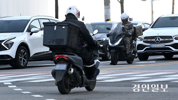 수원시내 한 도로에서 라이더들이 배달을 나서고 있다. /경인일보DB