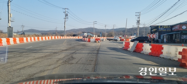 파주 운정신도시 서측을 통과하는 ‘시도 1호선’ 확장공사가 10년 가까이 지연되며 시민 불편이 가중되고 있다.  2025.3..23 파주/이종태기자 dolsaem@kyeongin.com
