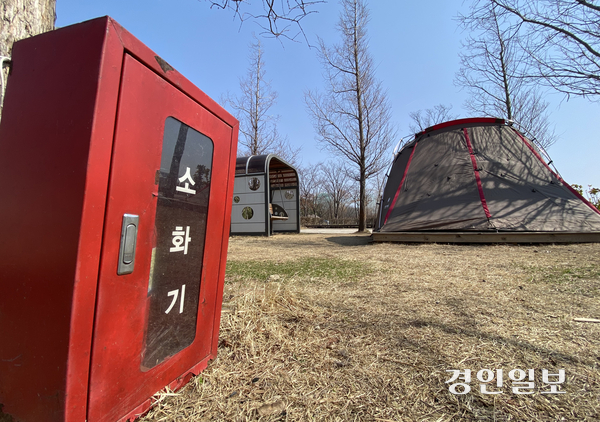 2015년 강화군 캠핑장 화재 사고로 인명피해가 발생한 이후 캠핑장 안전시설 설치 규정이 강화됐다. 지난 21일 찾아간 인천의 한 대형 캠핑장에는 눈에 잘 띄는 곳에 소화기가 설치돼 있었다. 2025.3.21 /조재현기자 jhc@kyeongin.com