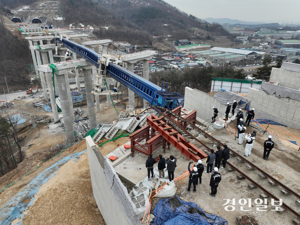 안성시 서울세종고속도로 건설 공사 교량 상판 붕괴사고 현장에서 합동 감식이 진행되고 있다. 2025.2.28 /이지훈기자 jhlee@kyeongin.com