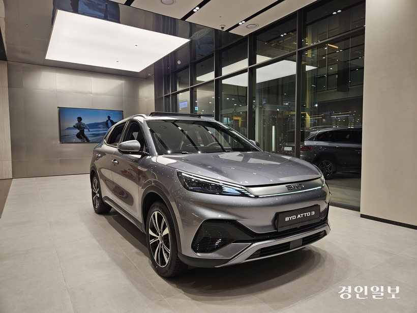 BYD 수원전시장에 소형 전기SUV 아토 3(ATTO 3)가 전시돼 있다.2025.3.20 /김지원기자 zone@kyeongin.com