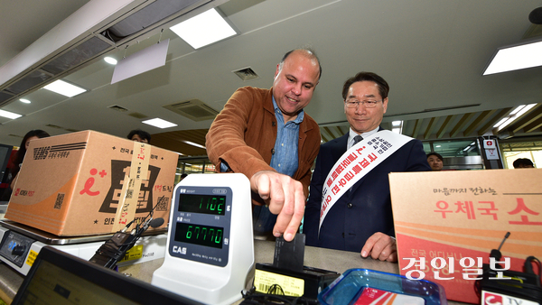 24일 오후 인천시 남동구 간석동 남인천우체국에서 유정복 인천시장과 외국인 유학생들이 소상공인, 중소기업, 인천거주 외국인에 대한 EMS 요금 우대 할인 정책인 ‘i 글로벌택배 지원사업’을 통해 할인금액으로 EMS를 발송하고 있다. 2025.3.24 /조재현기자 jhc@kyeongin.com