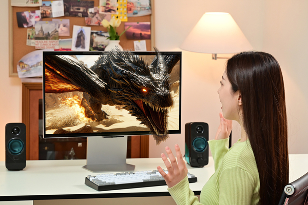 삼성전자가 출시한 ‘오디세이 3D’는 패널 전면에 렌티큘러 렌즈를 적용, ‘AI 3D 영상 변환’ 기능을 통해 일반적인 2D 영상을 입체인 3D 콘텐츠로 전환한다. /삼성전자 제공