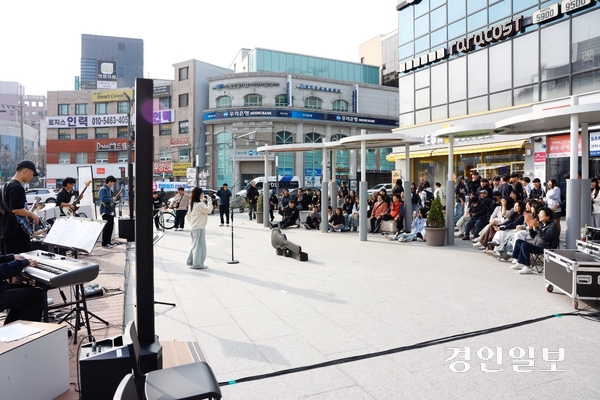 지난 23일 오후 4시 이천 지역 청소년들로 구성된 6개 밴드팀의 버스킹 공연이 분수대오거리 광장에 펼쳐졌다. 드럼 비트와 기타 선율, 청량한 보컬이 어우러져 주변을 지나던 시민들의 발걸음을 붙잡고 공연을 즐기는 관객들의 얼굴에는 미소가 가득하다. 2025.3.23 이천/서인범기자 sib@kyeongin.com