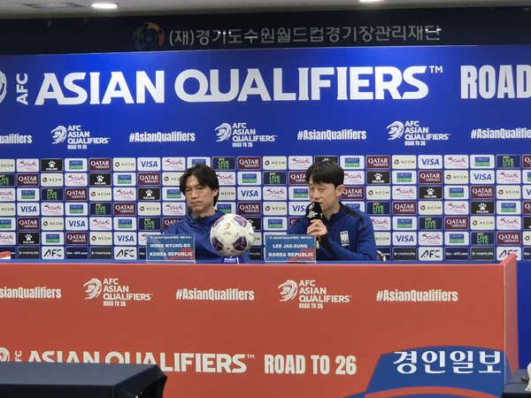 한국 축구 국가대표팀 홍명보 감독과 이재성이 오는 25일 2026 북중미 월드컵 아시아지역 3차예선 요르단전을 앞두고 기자회견을 하고 있다. 2025.3.24 /이영선기자 zero@kyeongin.com