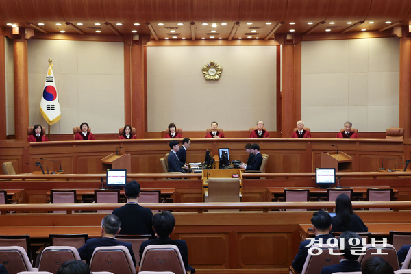 한덕수 국무총리 탄핵심판을 앞둔 24일 서울 종로구 헌법재판소 대심판정에서 재판관들이 자리하고 있다. 2025.3.24 /이지훈기자 jhlee@kyeongin.com