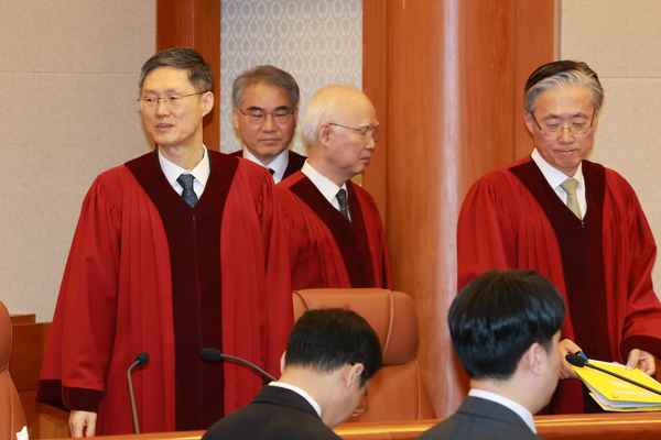 문형배 헌법재판소장 권한대행 등 헌재 재판관들이 24일 서울 종로구 헌법재판소에서 열린 한덕수 국무총리 탄핵 심판 선고를 위해 대심판정으로 들어서고 있다. 2025.3.24 /공동취재