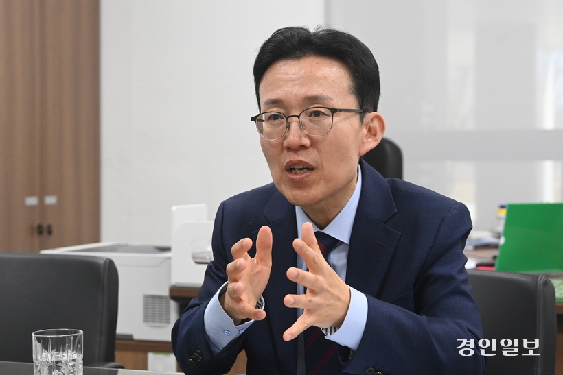 민병선 수원컨벤션센터 이사장이 “수원컨벤션센터 스스로 기획을 주도하고 작지만 강한 플랫폼을 만들겠다”며 포부를 밝히고 있다. 사진/최은성기자 ces7198@kyeongin.com