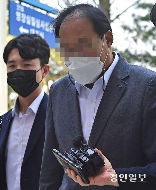 미공개 정보를 이용해 부동산 투기를 한 혐의를 받는 전 인천시의회 의원 A씨가 인천지방법원에서 구속 전 피의자 심문을 받기 위해 이동하고 있다. /경인일보 DB