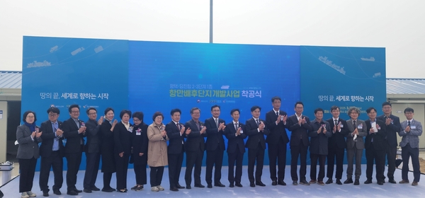 25일 오는 2027년 준공을 목표로 ‘평택항 항만배후단지 2-3단계(1종) 개발사업’이 첫삽을 떴다. 이날 평택시 포승읍 평택항 배후단지 현장서 열린 착공식에는 김기범 경기도 철도항만물류국장, 송명달 해양수산부 차관, 이병진 국회의원, 정윤경 경기도의회 부의장, 강정구 평택시의회 의장, 임종철 평택시 부시장, 김석구 경기평택항만공사 사장, SPC로저스 관계자 등 150여 명이 참석했다. 경기도가 100% 출자해 개발하고 경기평택항만공사가 처음으로 시행을 맡은 항만배후단지 개발 규모는 22만9천93㎡로 약 690억원이 투입되며 복합물류 제조시설 38%, 업무편의시설 27%, 공공시설 35%로 구성된다. 고용유발효과는 550명, 생산유발효과는 1천193억원, 부가가치유발효과는 480억원 규모로 추산된다. 2025.3.25 글/강기정기자 kanggj@kyeongin.com, 사진/경기도 제공