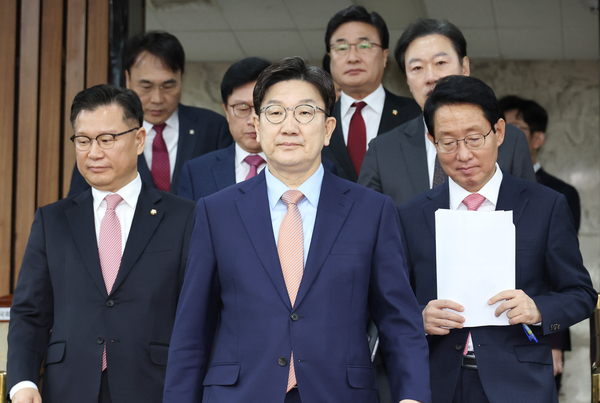국민의힘 권성동 원내대표(가운데)가 25일 국회에서 열린 원내대책회의에 입장하고 있다. 2025.3.25 /연합뉴스