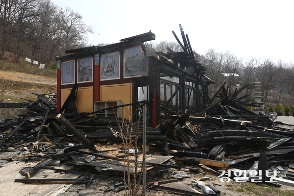 25일 오전 안성시 상록동 법계사 대웅전이 지난달 화재로 인해 잿더미로 변해 있다. 2025.3.25 /최은성기자 ces7198@kyeongin.com