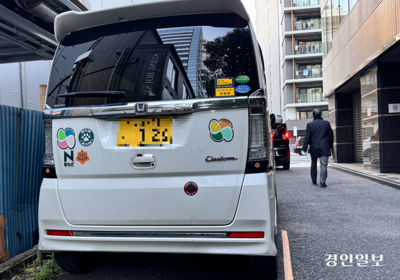 지난 2일 오후 일본 도쿄 시내에 고령 운전자 표식이 부착된 차량이 주차돼 있다. 2024.12.2 /한규준기자 kkyu@kyeongin.com