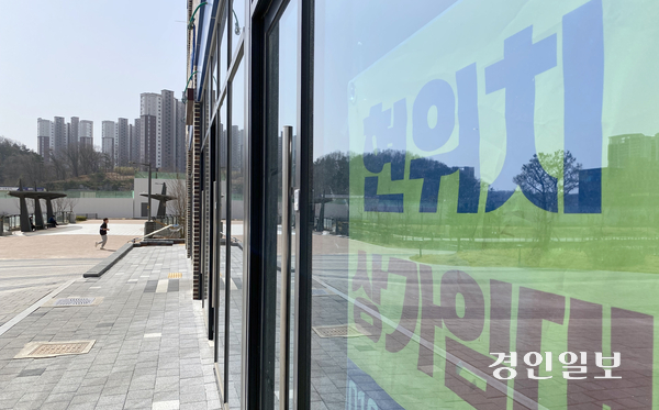 26일 오전 인천 검단신도시 KR법조타워 2차 건물 내 상가들이 텅 비어있다. 2025.3.26 /조재현기자 jhc@kyeongin.com