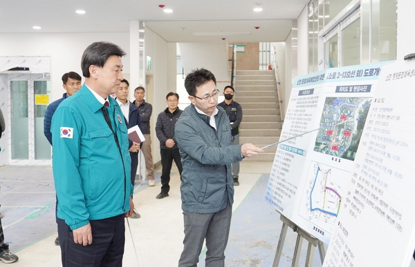 지난 25일 방세환 광주시장이 준공을 앞둔 주요 투자사업 현장 3개소를 직접 방문해 현장점검을 실시했다. 방 시장은 이날 신현 문화체육복합센터 건립 현장을 중심으로 신현 문화체육복합센터 주변(소로2-13호선 외) 도로개설공사, 신현동(중로3-1호선) 도로개설공사 등 3개소를 방문해 사업장별 전반적인 이행 사항과 미비점 등을 살펴보고 차질없는 준공을 당부했다. 2025.3.25 광주/이윤희기자 flyhigh@kyeongin.com, 사진/광주시 제공