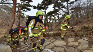 ‘차량 통로 협소’ 강화 전등사, 대규모 화마엔 속수무책