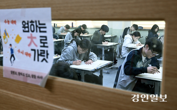 올해 첫 전국연합학력평가가 실시된 26일 오전 수원시 영통구 효원고등학교에서 고3 학생들이 시험을 치르고 있다. 2025.3.26 /임열수기자 pplys@kyeongin.com