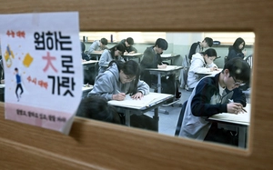 [포토] 전국학력평가 치르는 고3