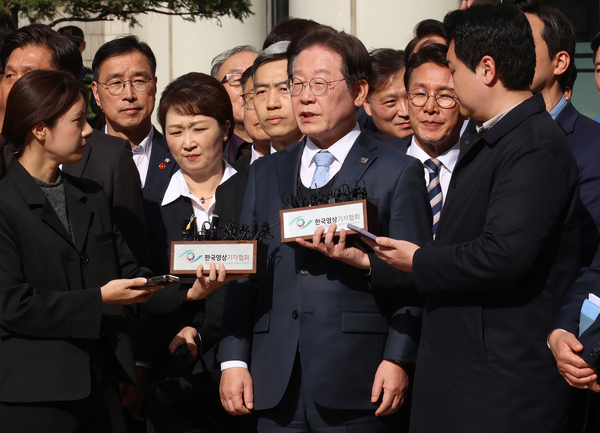 더불어민주당 이재명 대표가 26일 서울고등법원에서 열린 공직선거법 위반 사건 항소심에서 무죄를 선고받은 뒤 입장을 밝히고 있다. 2025.3.26 /연합뉴스