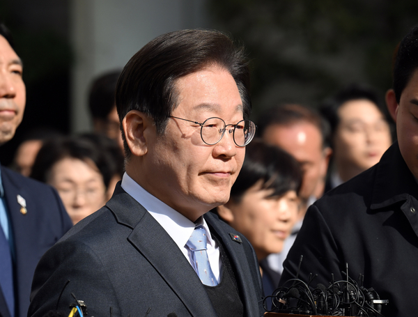 더불어민주당 이재명 대표가 26일 서울 서초구 서울고등법원에서 열린 공직선거법 위반 항소심에서 무죄를 선고받은 뒤 법정을 나서고 있다. 2025.3.26 /연합뉴스