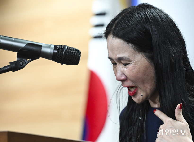 26일 오전 서울 중구 진실·화해를위한과거사정리위원회(진실화해위원회) 대회의실에서 해외입양과정 인권침해 사건 기자회견 중 입양인 김유리씨가 증언하고 있다.2025.3.26 /이지훈기자 jhlee@kyeongin.com